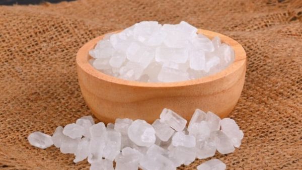 Dùng phèn chua để khử vết loang màu trên áo sáng màu