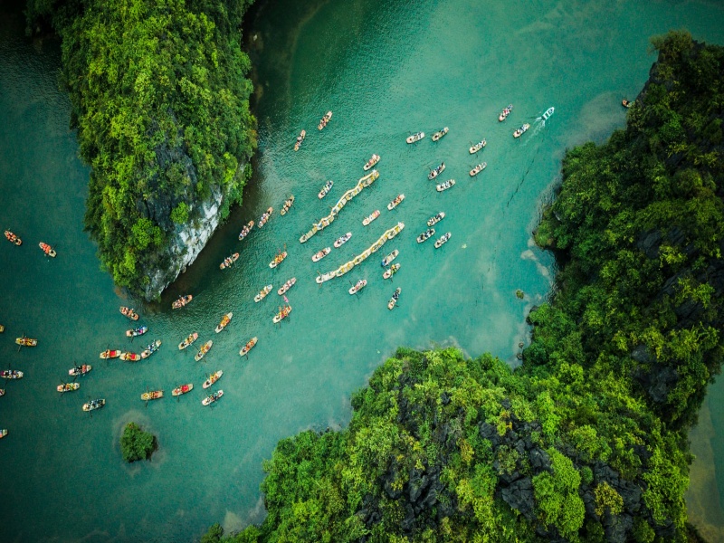 Chèo thuyền trên sông qua các thung lũng Tràng An