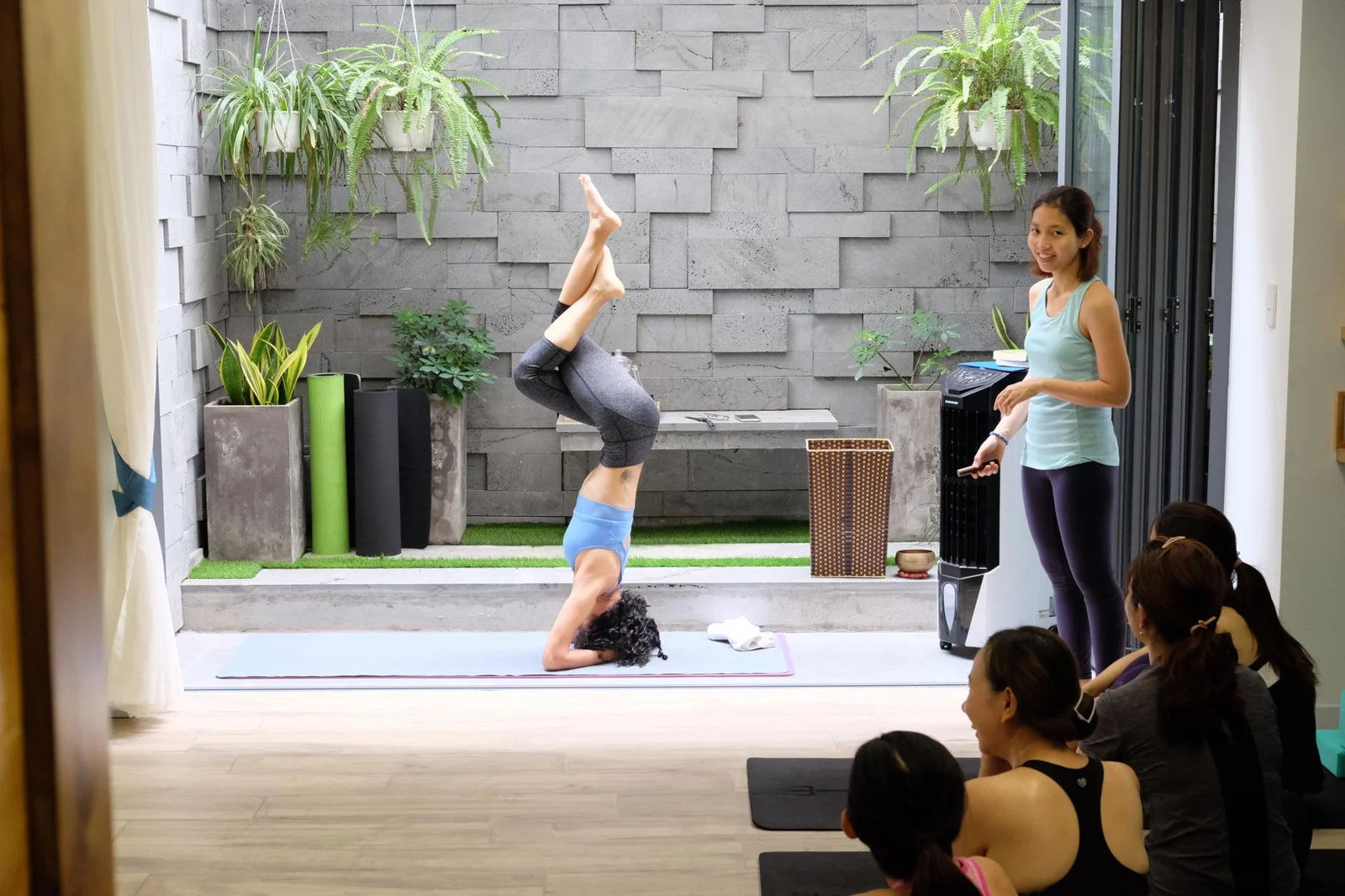 Không gian yên tĩnh để tự tập yoga tại nhà cho người mới bắt đầu