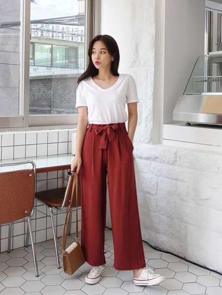 Áo phông sơ vin gọn gàng cùng quần ống rộng cạp cao tạo nét trẻ trung