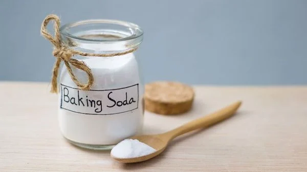 Làm sạch tất trắng bằng baking soda