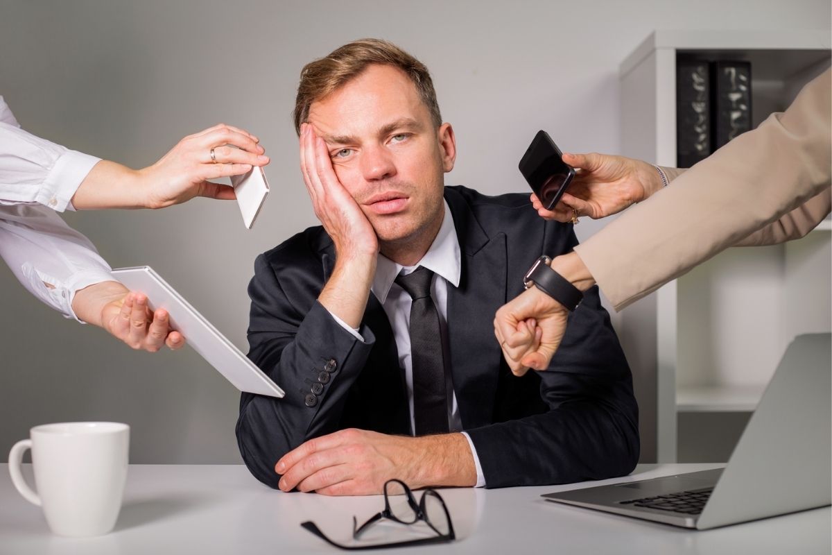 Hoạt động trí tuệ đều đặn giúp não duy trì độ linh hoạt và giảm cảm giác đơ mệt