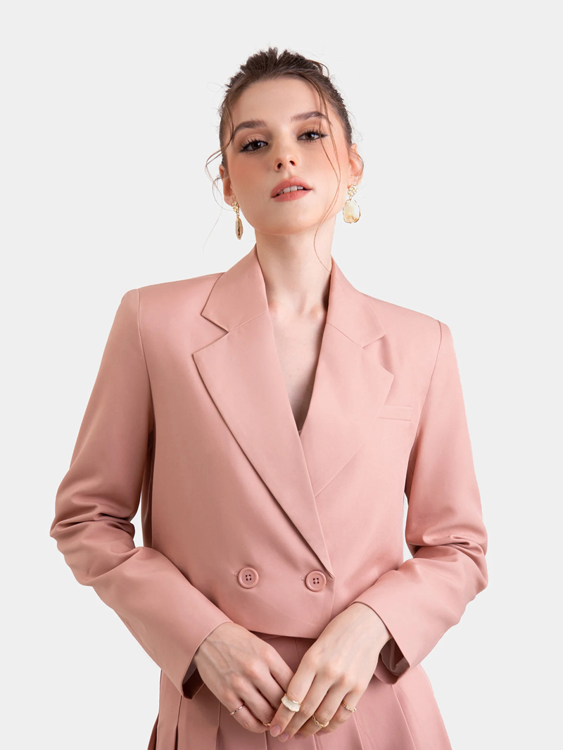 Áo khoác cổ vest tay phồng cài nút mang lại nét thanh lịch cho nữ Kỷ Mão