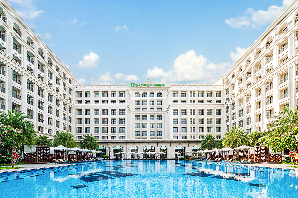 Hệ thống hồ bơi rộng lớn tại Wyndham Garden Phú Quốc