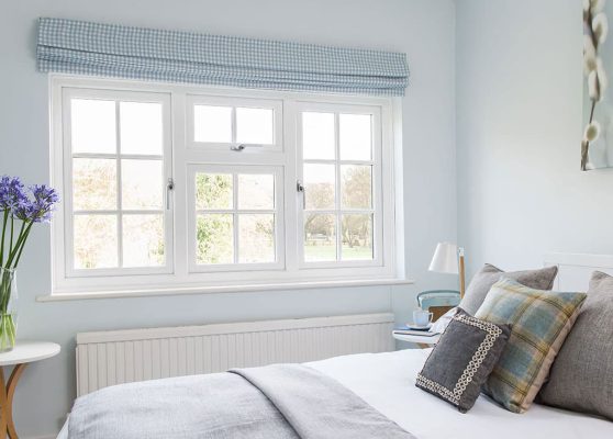Thiết kế cửa sổ lớn tối đa hóa lượng ánh sáng tự nhiên vào phòng