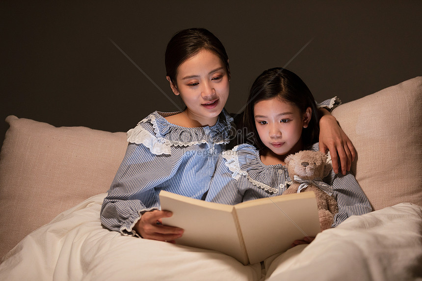 Mẹ kể chuyện trước khi đi ngủ cho con gái