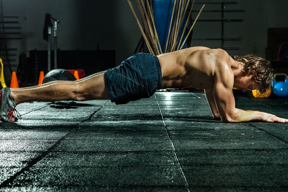 Góc nhìn ngang của tư thế Plank chuẩn xác