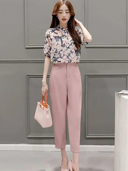 Phối quần ống rộng cùng áo thun gọn gàng