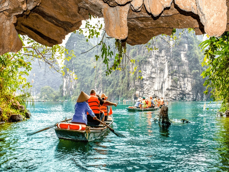 Thuyền đi vào hang động đá vôi tại Tràng An Ninh Bình