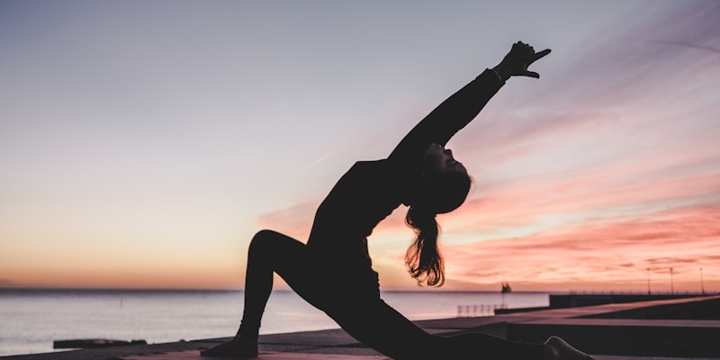 Người tập yoga sử dụng dây hỗ trợ
