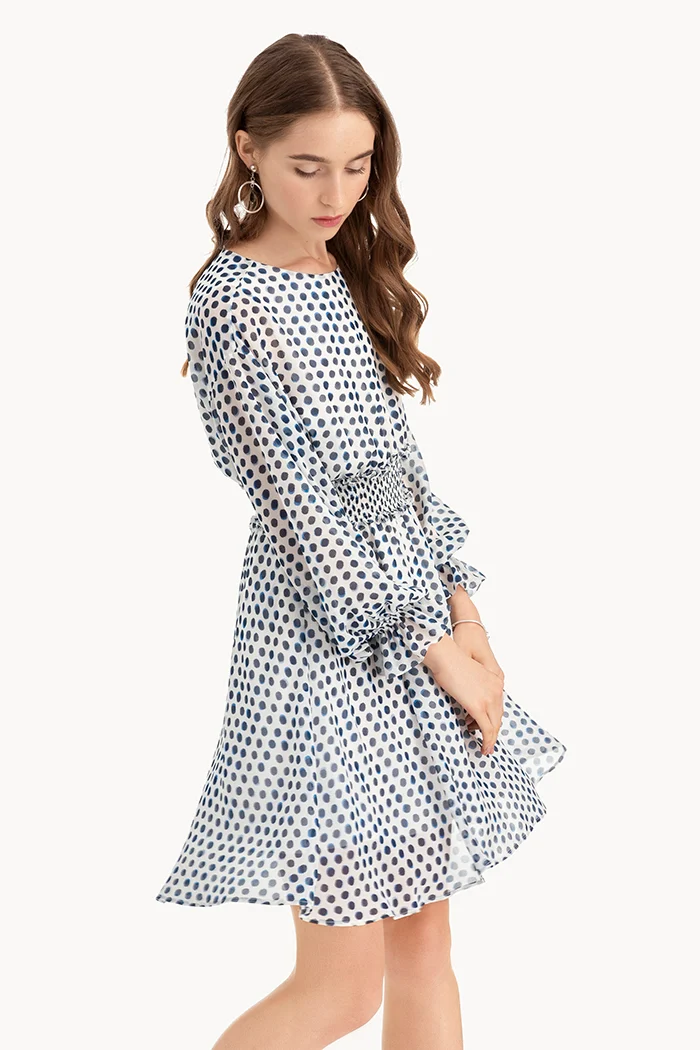 Đầm họa tiết chấm bi may kỹ thuật smocking tinh xảo ở phần ngực