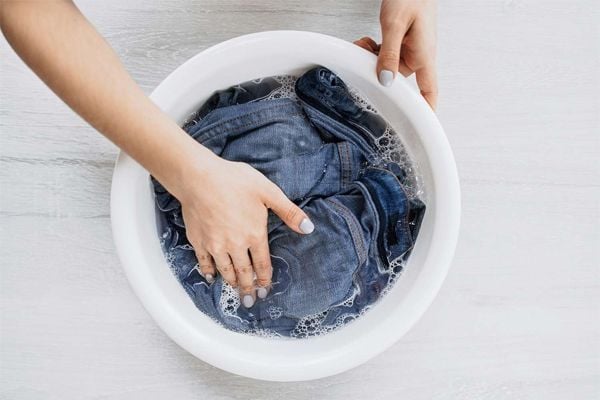 Cách xử lý và giặt quần áo mới làm từ vải bò jean không phai màu