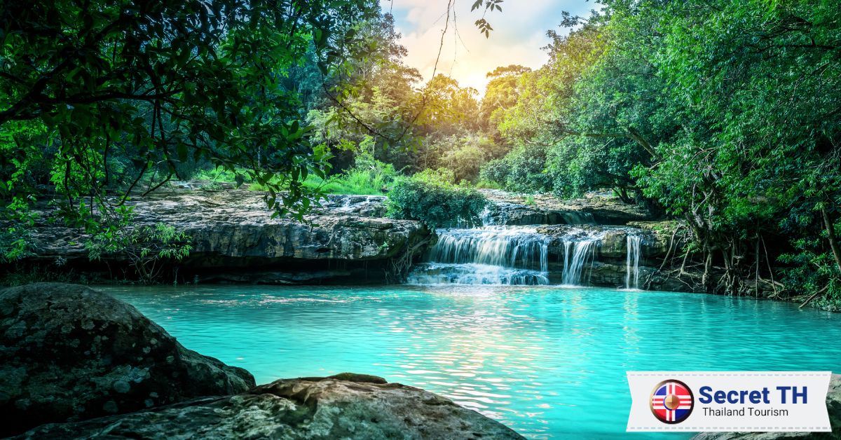 Làn nước trong xanh tại hồ Ngọc Bích