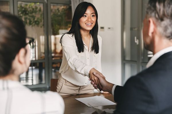 Thể hiện sự tự tin, bước đi đĩnh đạc và nụ cười rạng rỡ làm sáng bừng không gian phỏng vấn