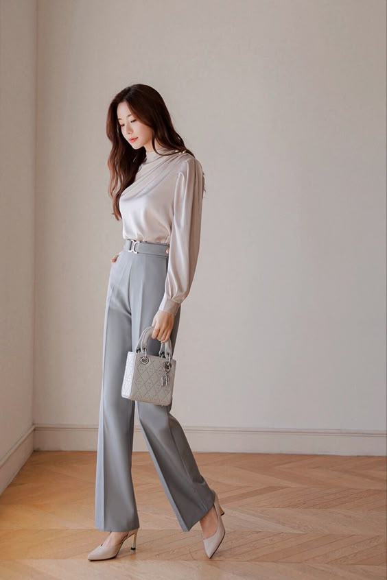 Đầm liền thân phom chữ A tôn dáng nhưng vẫn giữ đúng chuẩn mực công sở