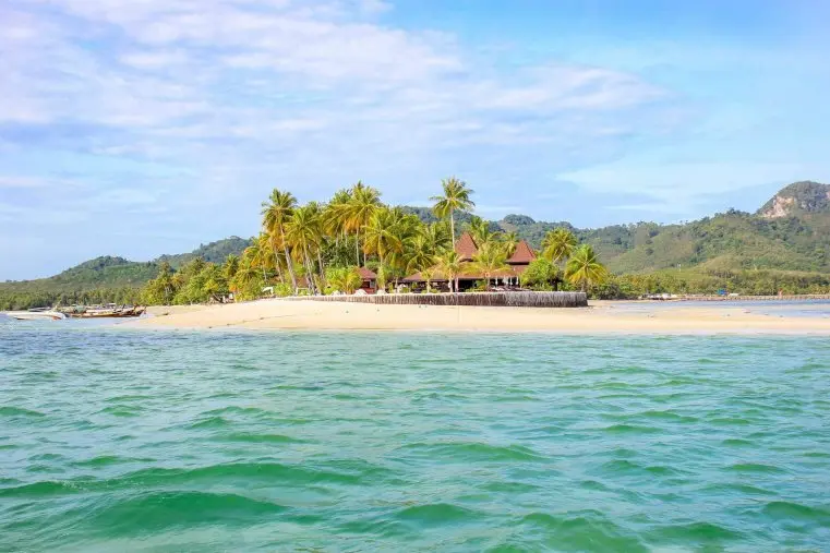 Biển và bờ cát tại Koh Mook