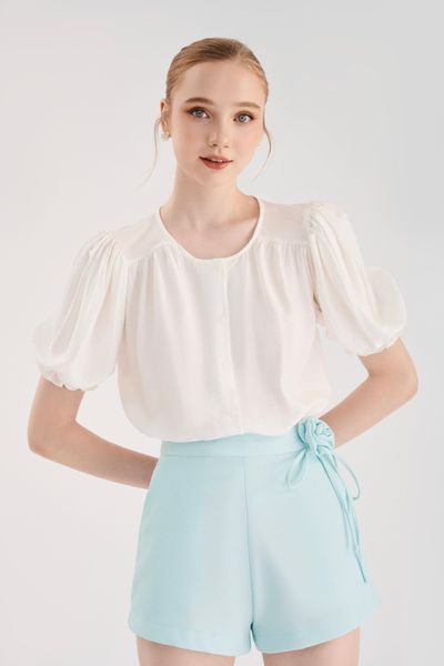 Phối áo sơ mi với áo thun nữ đóng thùng tạo vẻ lịch sự