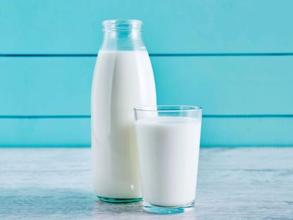 Dùng sữa tươi không đường để làm sạch áo loang màu hiệu quả