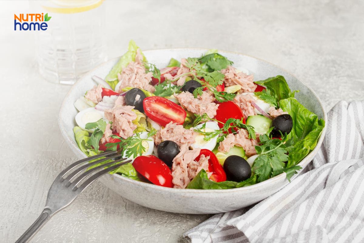 Salad cá ngừ rau củ tươi cho bữa ăn lành mạnh