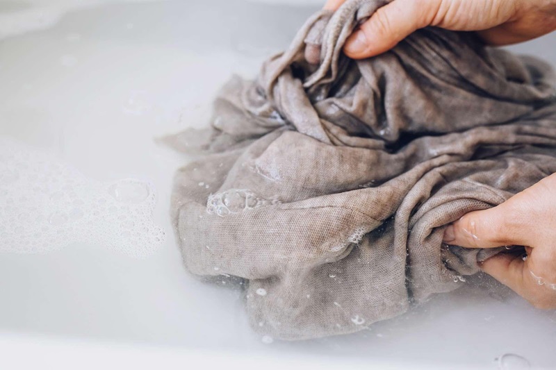 Nước muối giúp khóa hạt màu vào sâu trong cấu trúc sợi vải