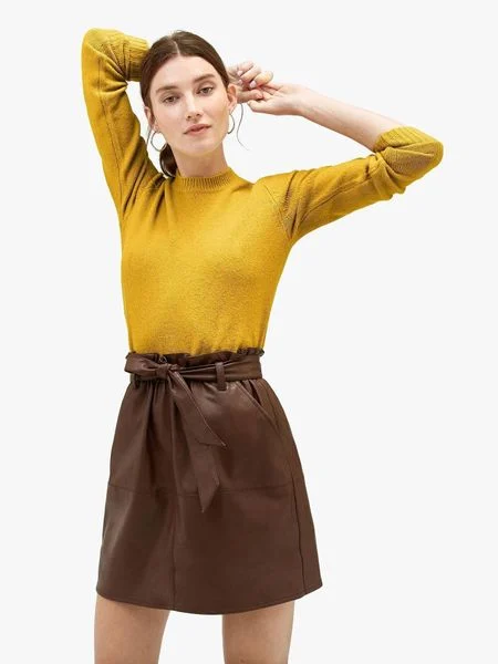 Sự đan xen tinh tế giữa vàng chanh rực rỡ và tông nâu đất trầm ấm