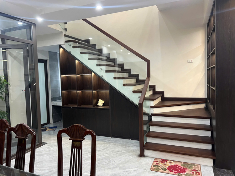 Cầu thang nhà ống thiết kế tối giản với lan can kính hiện đại