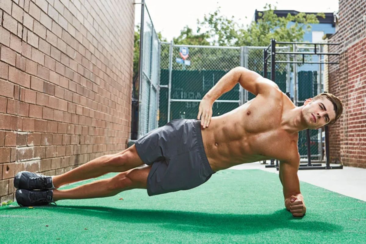 Người tập vào thế Side Plank chống khuỷu tay