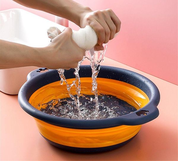 Cuộn tròn quần áo trong khăn tắm giúp vắt kiệt nước nhanh chóng