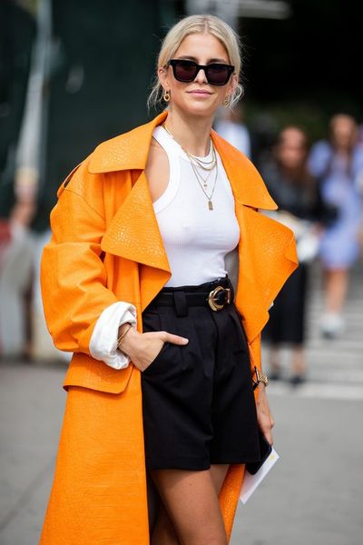 Màu cam kết hợp với màu trung tính tạo outfit cân bằng, dễ ứng dụng