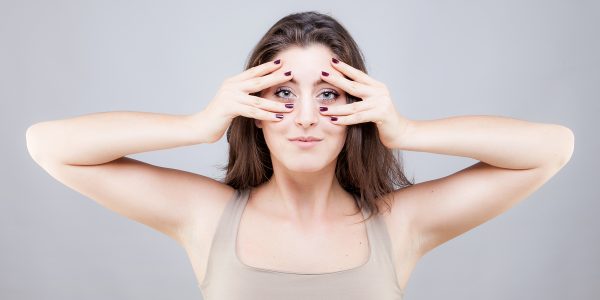Liệu pháp mát xa và yoga cho mặt giúp kéo giãn các nhóm cơ và giảm thiểu nếp nhăn cơ học