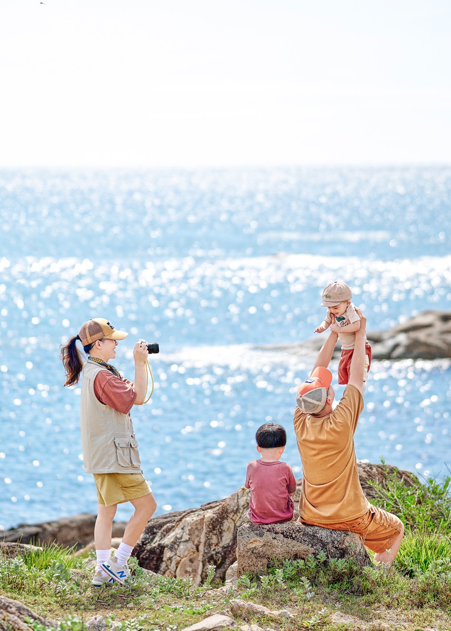 Gia đình ba thế hệ tụ họp trong không gian an yên với bến du thuyền rực sáng