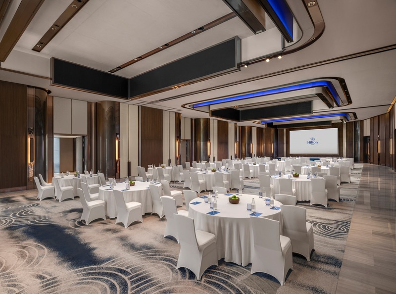 Bàn tiệc tối tại Hilton Saigon
