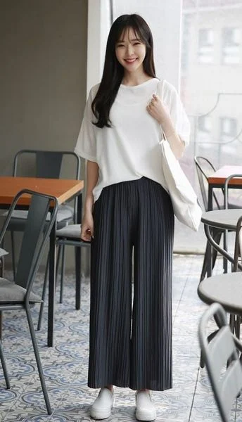 Áo phông kết hợp quần ống rộng xếp ly trẻ trung