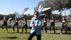 Nhóm sinh viên nhảy flashmob điệu nhảy ngựa tại một sự kiện ở trung tâm không gian NASA