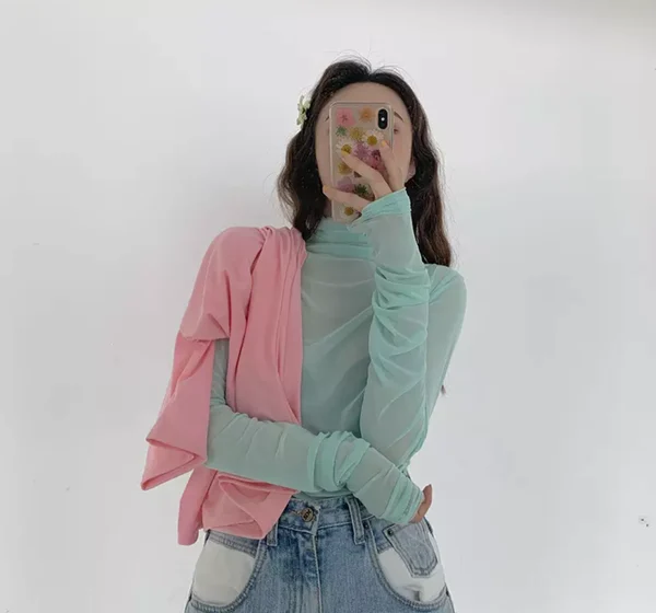 Outit hồng pastel kết hợp áo khoác xám trung tính