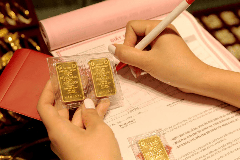 Lựa chọn giữa vàng miếng và vàng nhẫn nên dựa trên số vốn, thời gian nắm giữ và nhu cầu dùng tiền