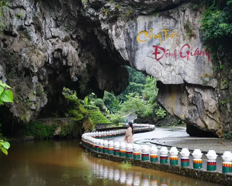 Cổng Trời Đông Giang với đỉnh núi cao 1.500m nhìn xuống thung lũng