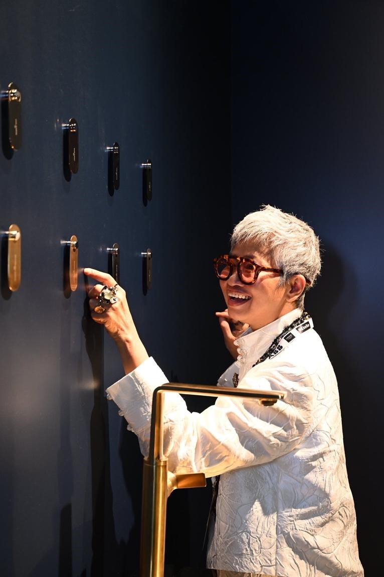 Naomi Thủy Nguyễn trải nghiệm sản phẩm của thương hiệu GROHE SPA