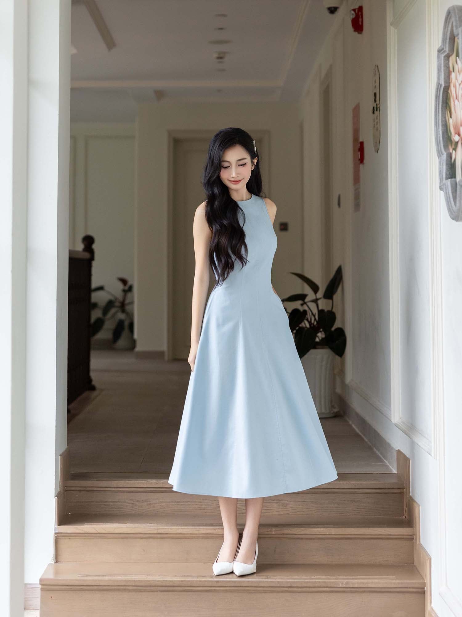 Sự kết hợp hoàn hảo giữa đầm midi sát nách và giày dép tôn lên vẻ thanh thoát
