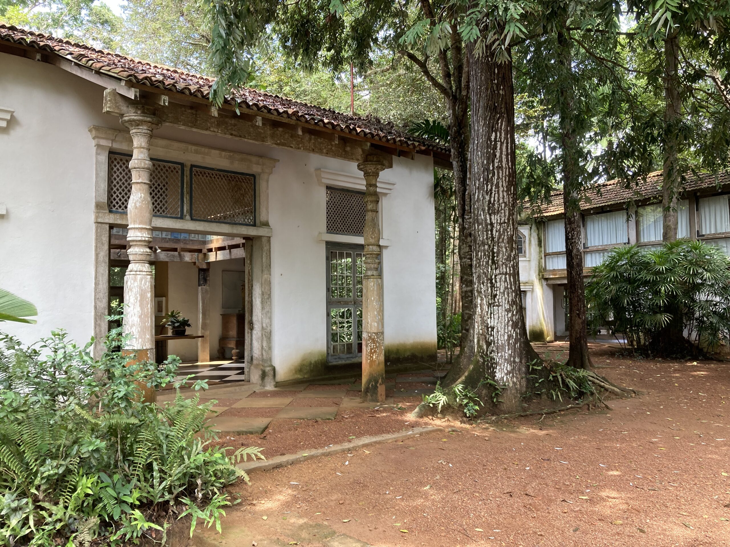 Kiến trúc tại Lunuganga với các chi tiết truyền thống bản địa Sri Lanka — mái ngói, cột gỗ và lan can chạm trổ