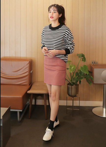 Chân váy họa tiết kẻ caro phối cùng áo hồng pastel