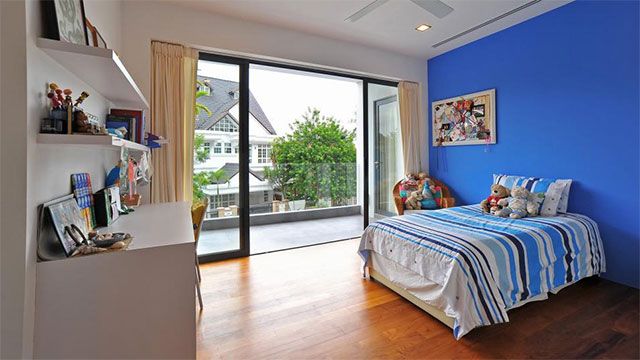 Mặt tiền nhà tông xanh lam