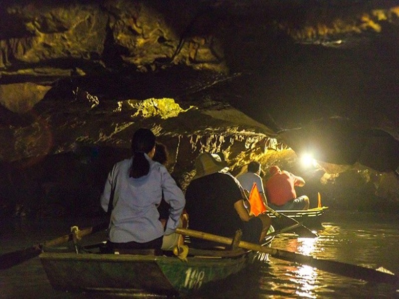 Khám phá hang Đột trong chuyến thuyền tại Tràng An
