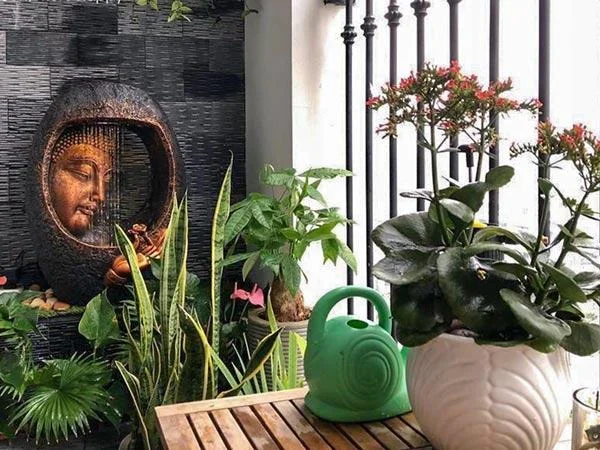 Đèn lồng và nến trang trí trên ban công nhỏ phong cách Bohemian, tạo không gian chill về đêm