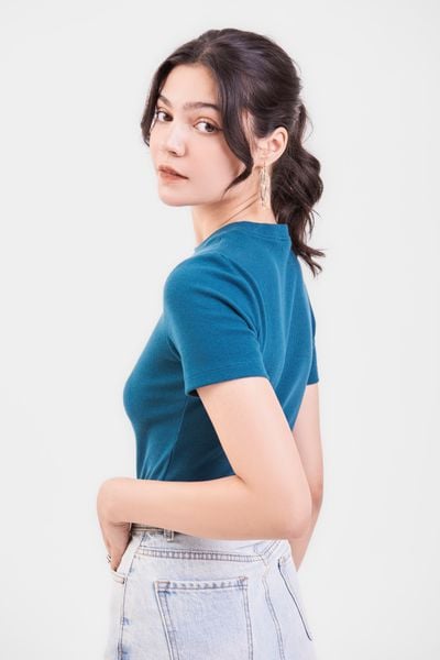 Màu xanh ô-liu nhẹ nhàng kết hợp cùng kiểu dáng basic mang lại phong cách thời thượng