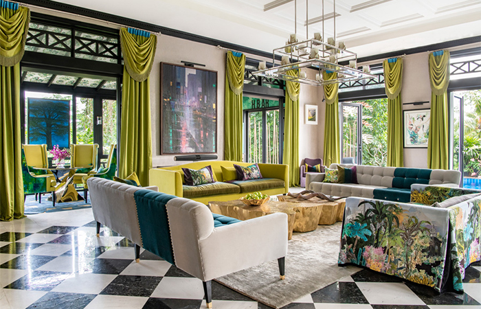 Không gian maximalism với nhiều lớp màu sắc và trang trí