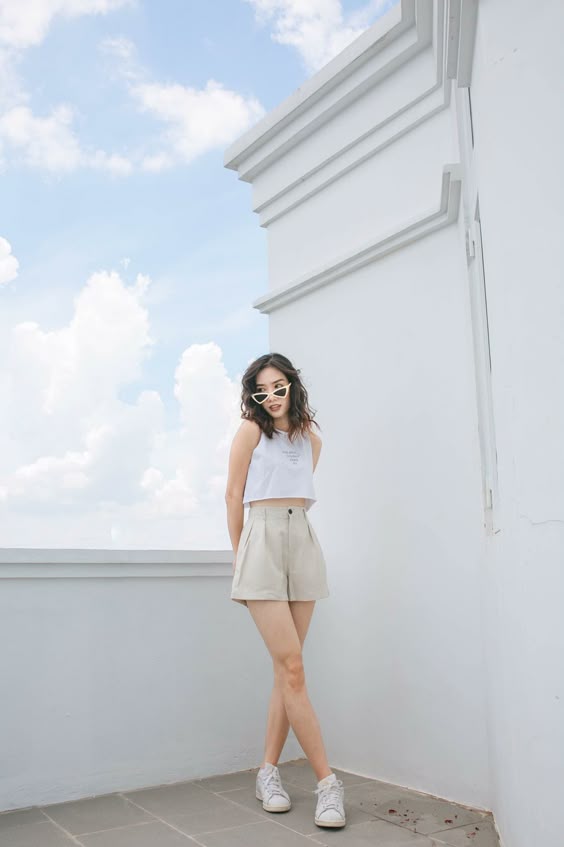 Quần jeans ống rộng và áo bó cho người gầy thấp