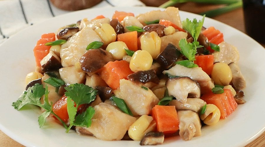 Các món ăn lành mạnh trong thực đơn 7 ngày giảm mỡ bụng như ức gà xào nấm