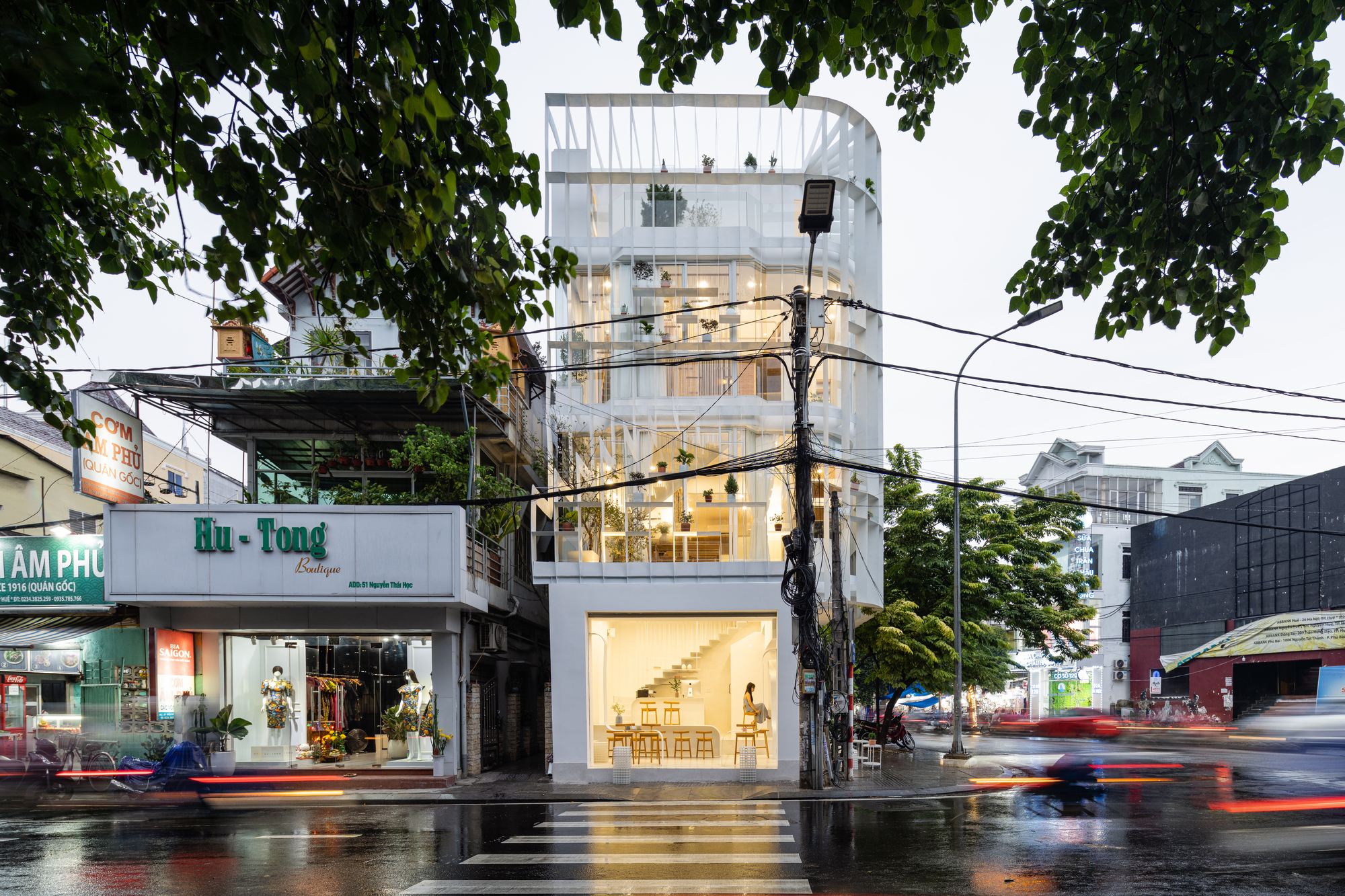 Không gian nhà ống cũ sau khi được cải tạo cấu trúc mở nhằm đón sáng và đối lưu gió