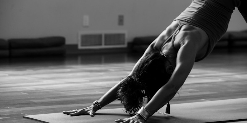 Người tập yoga chuẩn bị với thảm và thiết bị